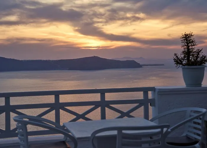 Amphitheater Cave Aparthotel Fira (Santorini)